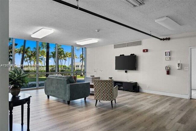 Building Photo - 2655 Collins Ave