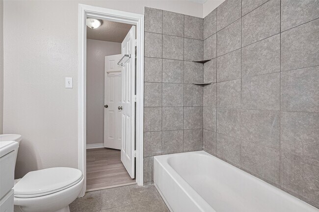 Building Photo - 210 N Shirley Ln