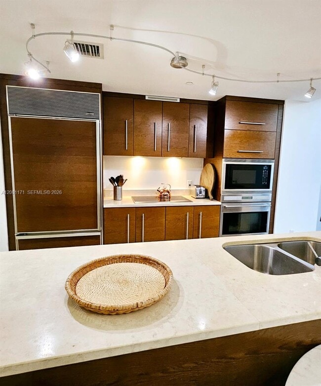 Building Photo - 475 Brickell Ave