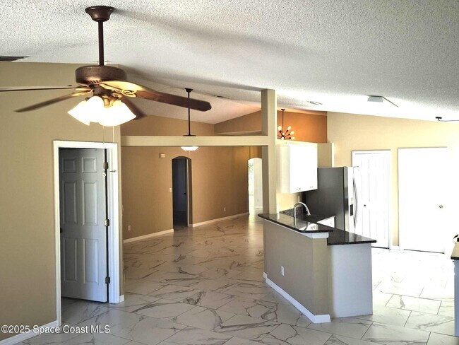 Building Photo - 2365 Bayhill Dr