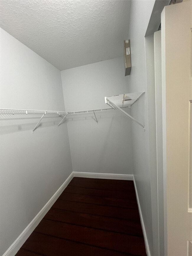 Building Photo - 3318 Lakeside Dr