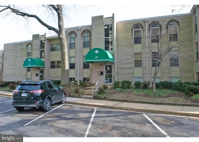 Building Photo - 31 Canterbury Square