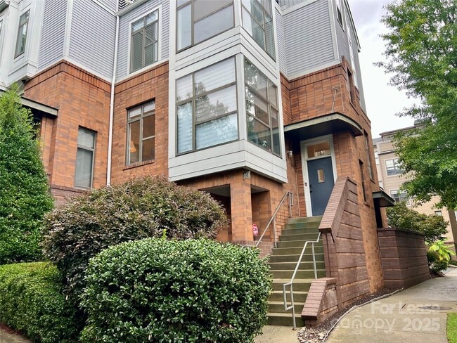 Building Photo - 663 E 10th St
