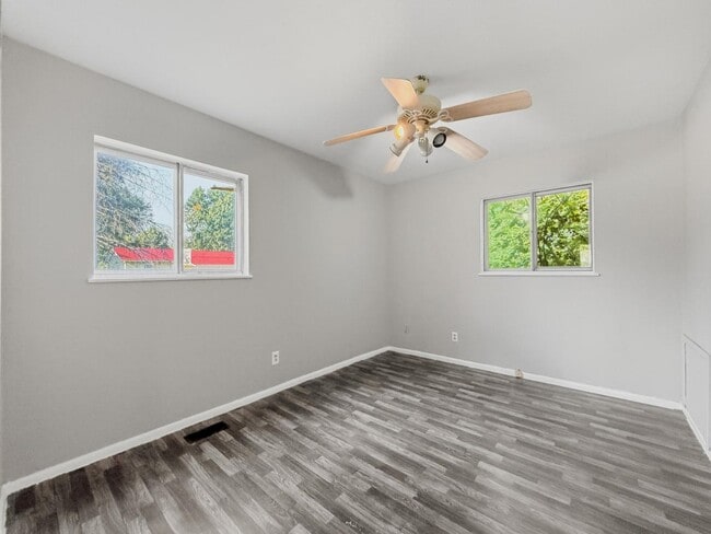Building Photo - 836 Eastmont Dr