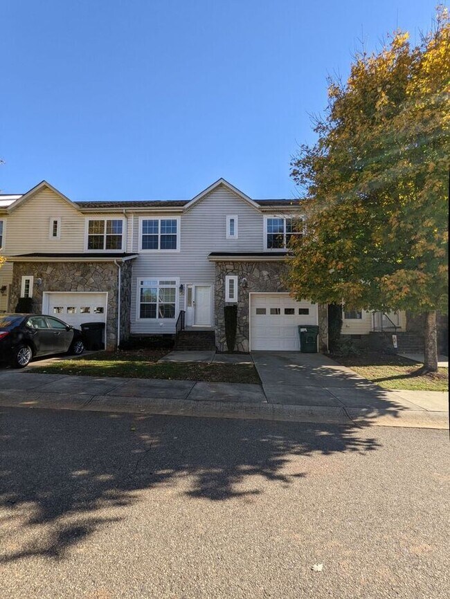Building Photo - 3BD/2BA Townhome w/ Garage in Oak Ridge