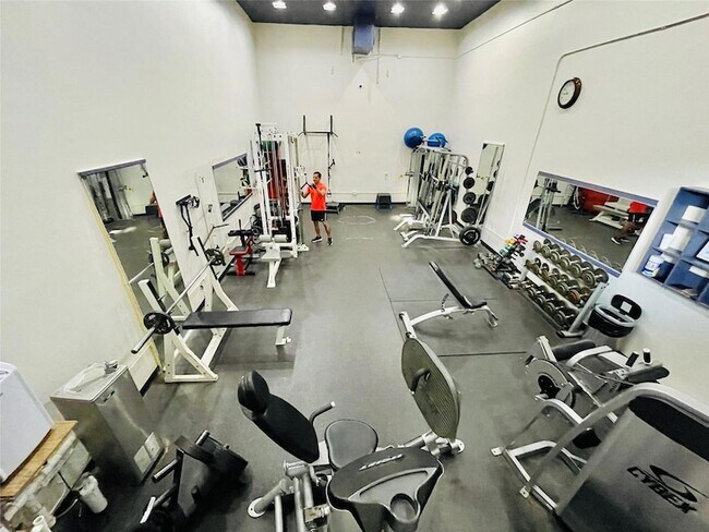 Building Photo - 660 Tennis Club Dr