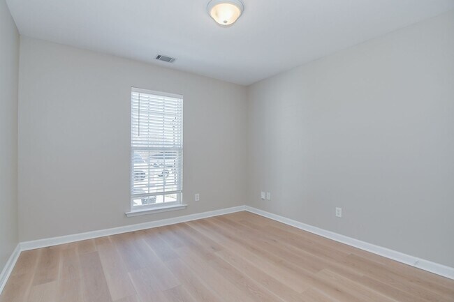 Building Photo - 1215 Pinnacle Dr