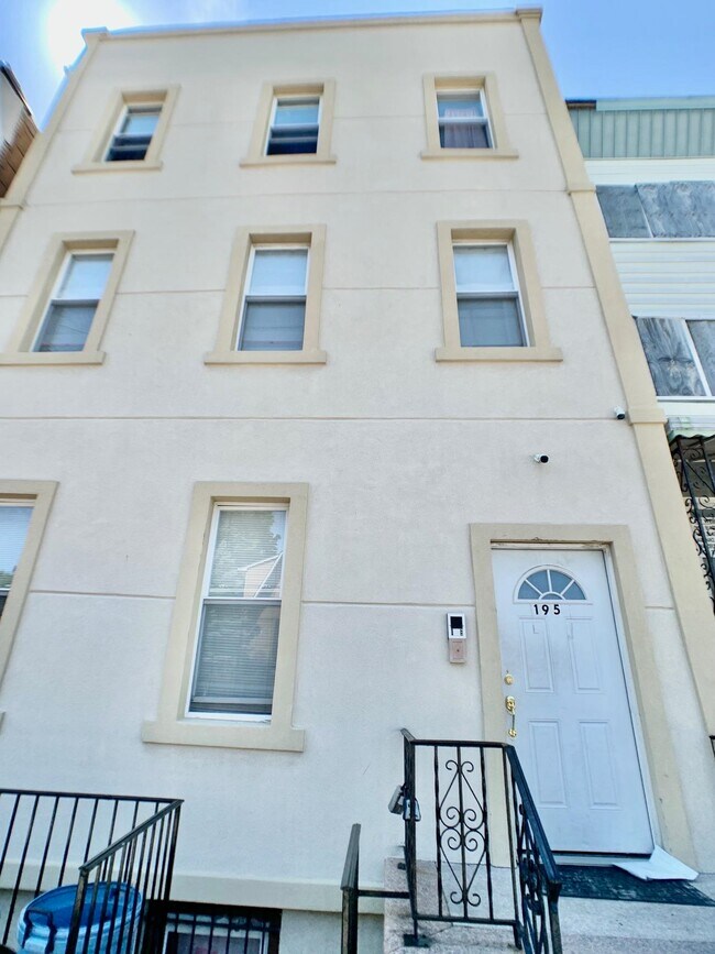 Building Photo - 195 Webster Ave