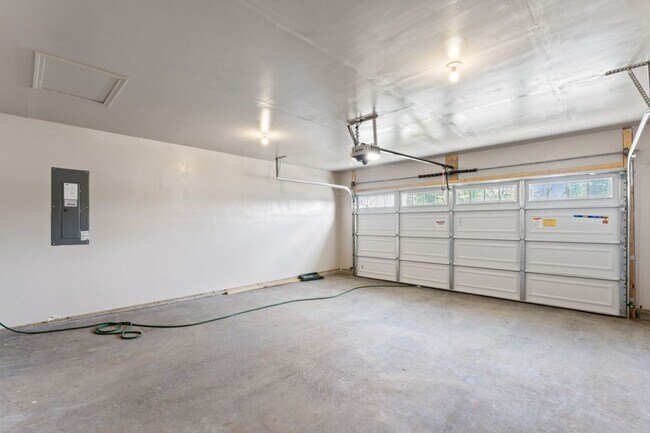 Building Photo - Short Term New Construction Townhouse for rent! Rental tell the end of May