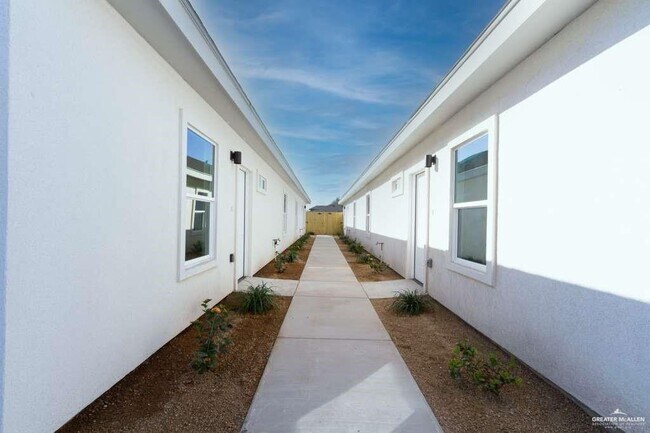 Building Photo - 601 N Emerald Ave