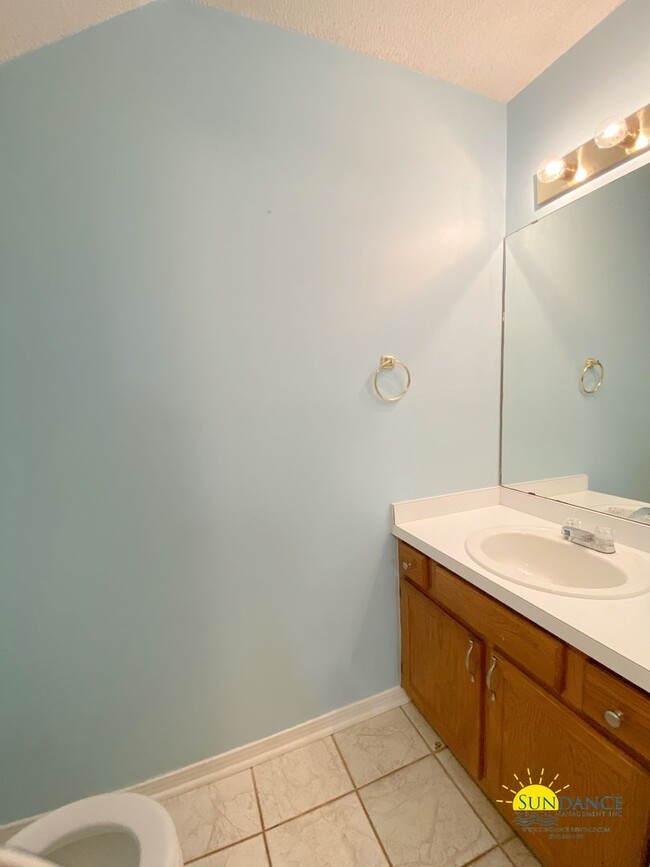 Building Photo - Great 3 Bedroom Townhouse Close to Both Ba...