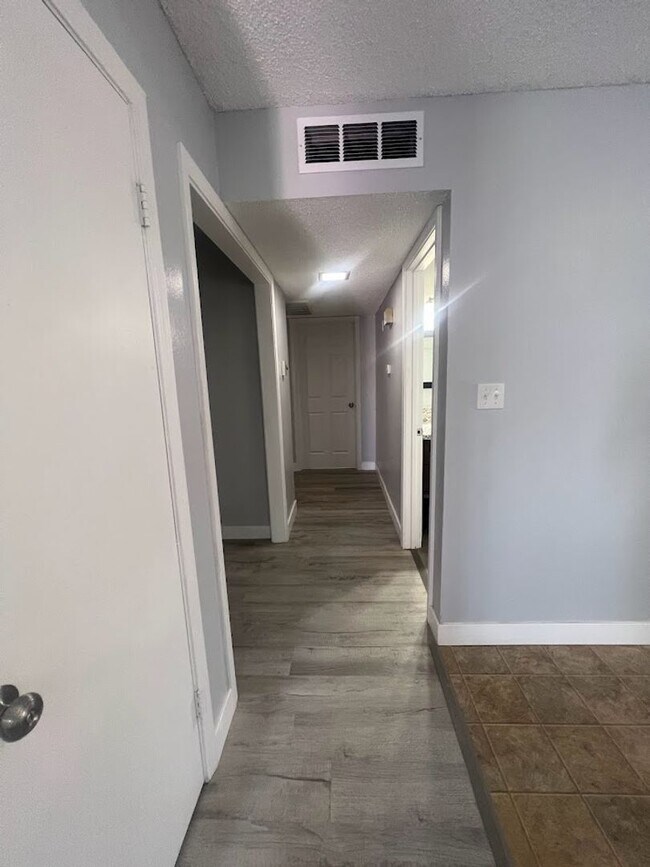 Building Photo - 4416 Parkwood Ct 93309