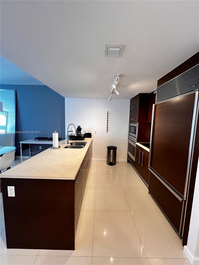 Building Photo - 475 Brickell Ave