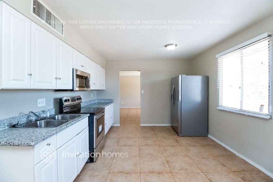 Building Photo - 2208 N 48th Dr