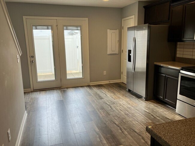Building Photo - ***MOVE IN READY*** Heritage Place Townhom...