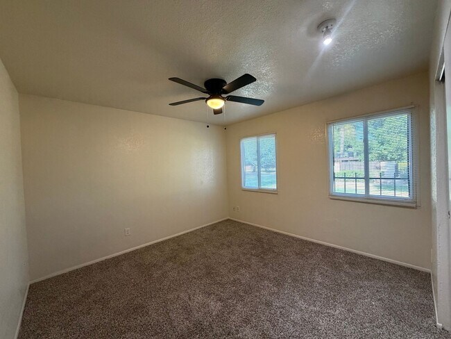 Building Photo - 3 Bed 2 Ba Condo
