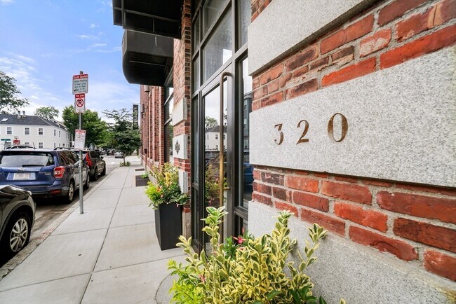 Building Photo - 320 W 2nd St