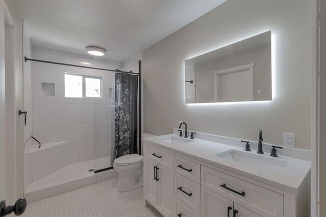 Building Photo - Awesome 4 Bedroom Home in Orem w 2 car garage
