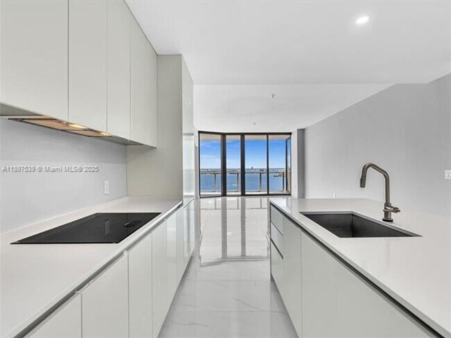 Building Photo - 700 NE 24th St