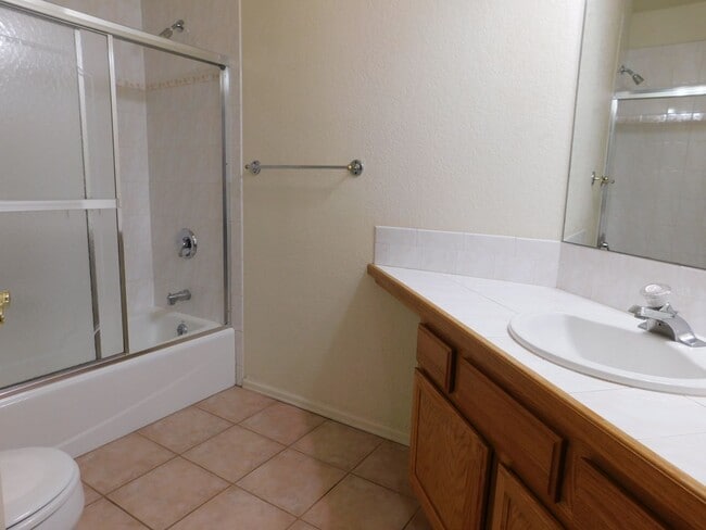 Building Photo - Spacious in Shadowbrook Sub-division