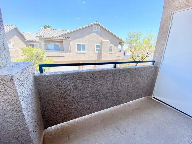 Building Photo - Spacious 2-bedroom corner unit with vaulted ceilings and open floorplan near Summerlin