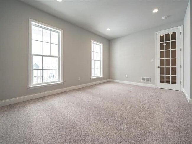 Building Photo - 3 bed 2.5 bath - Luxury Living Meets Subur...