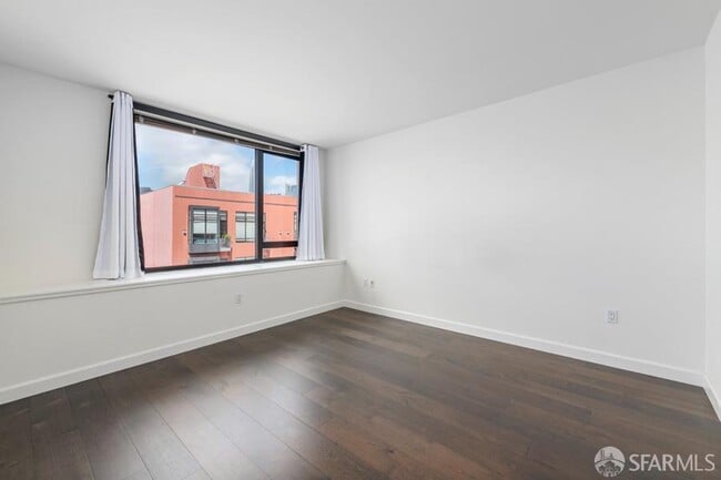 Building Photo - 250 King St