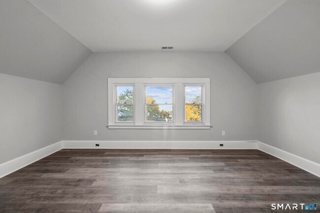 Building Photo - 548 Ferry St