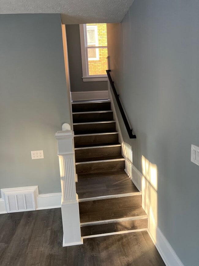 Building Photo - Gorgeous 4 bd, 2.5 bth Lakewood Stunner!