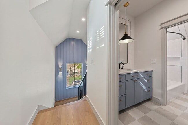 Building Photo - 917 E 37th St