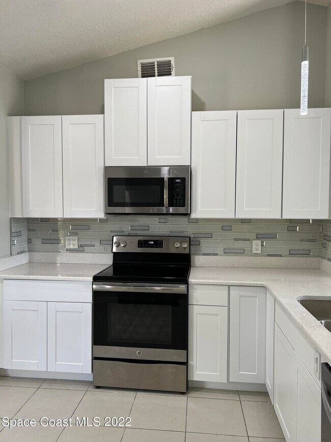 Building Photo - 440 River Grove Ct