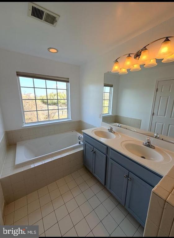 Building Photo - 15335 Elizabeth Burbage Loop