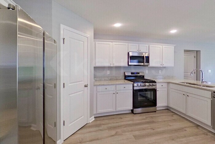 Building Photo - 395 Angela St