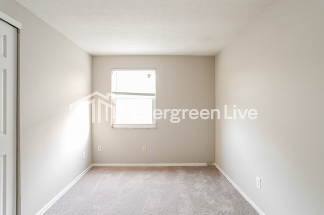 Building Photo - 3411 Quaker Rd