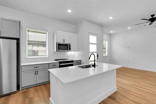 Building Photo - 1310 Provident Dr