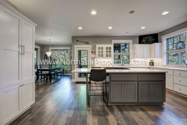 Building Photo - Spacious Five Bed Home in NW Bend