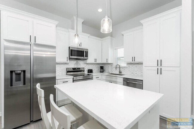 Building Photo - 20 S Bay Hill Dr