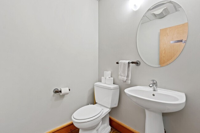 Building Photo - 817 Oasis Dr