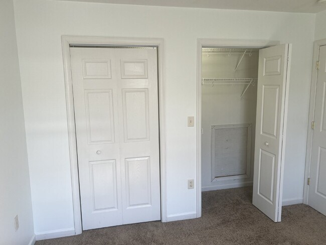 Building Photo - Charming 3-Bedroom End Unit Townhouse in B...