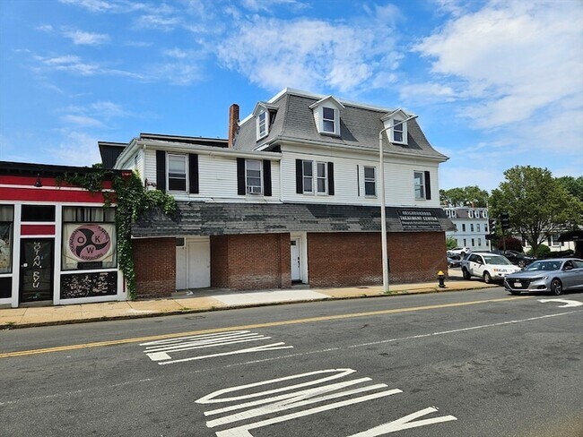 Building Photo - 5 River St