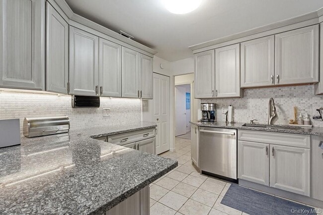 Building Photo - 10 Leland Ln