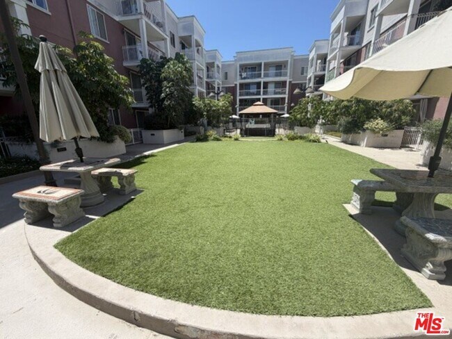 Building Photo - 3740 Santa Rosalia Dr