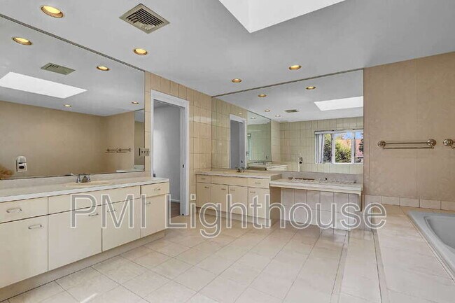 Building Photo - 2 Carlyle Dr