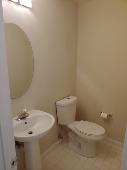 Main floor 1/2 bath - 47608 Sandbank Sq