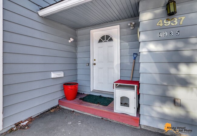 Building Photo - Charming 2-Bedroom Duplex with Fenced in Y...