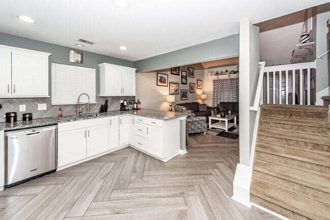 Building Photo - 7988 Shadow Oak Dr