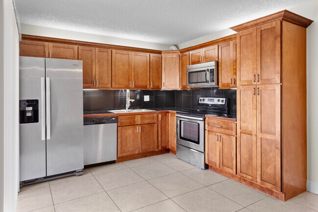 Building Photo - 1420 Augusta Cir