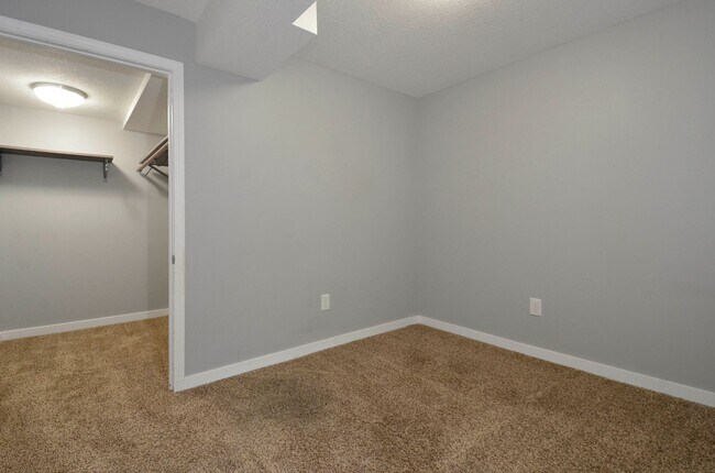 Building Photo - Spacious 5-Bed 3-Bath Home in Edina - Available Now!