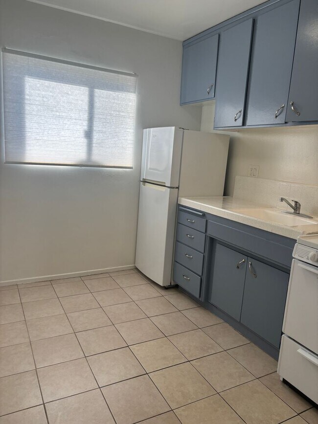 Building Photo - 220 W Spazier Ave