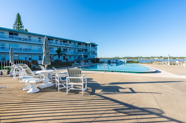 Building Photo - Riverfront Two Bedroom Condo